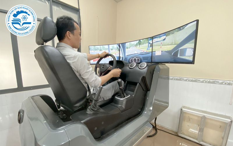 Bộ GTVT quy định các trung tâm đào tạo phải đầu tư thiết bị cabin điện tử tập lái để học viên học từ ngày 1/1/2023